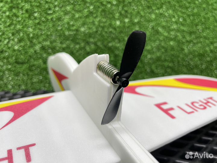 Летающий самолет с моторчиком планер