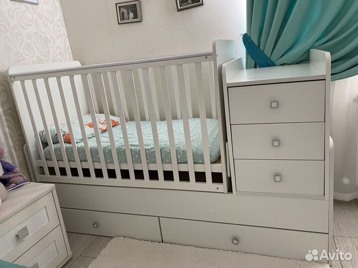 Детская кроватка с маятником и комодом