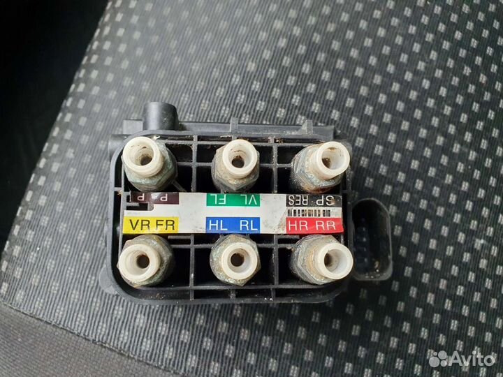 Блок клапанов пневмоподвески Touareg Cayenne Q7