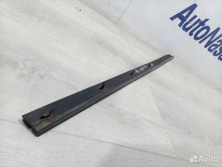 Уплотнитель стекла передний левый Kia Sorento SUV