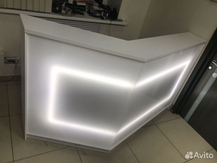 Ресепшен в стиле Hi-tech световой. С крашенной сто