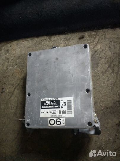 Блок управления двигателем на Тойота Ярис 2001 год