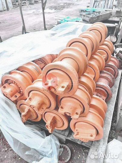 Каток поддерживающий Hitachi ZX350K 71466877