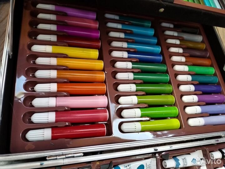 Набор художника в металлическом чемодане