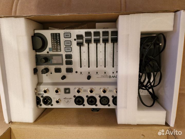 Behringer flow 8 Микшерный пульт