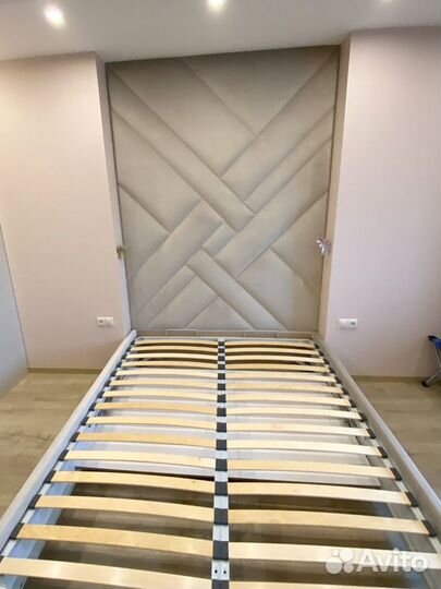 Мягкие стеновые панели, панели серые и кровать