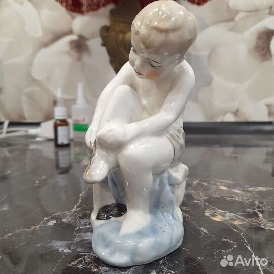 Фарфоровая статуэтка