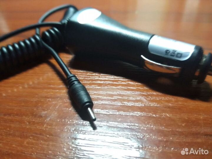 Автомобильная зарядка планшета и мобильных телефон