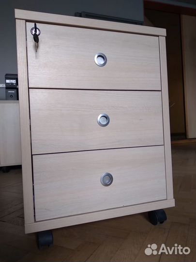 Тумба выкатная, 3 ящика с центральным замком