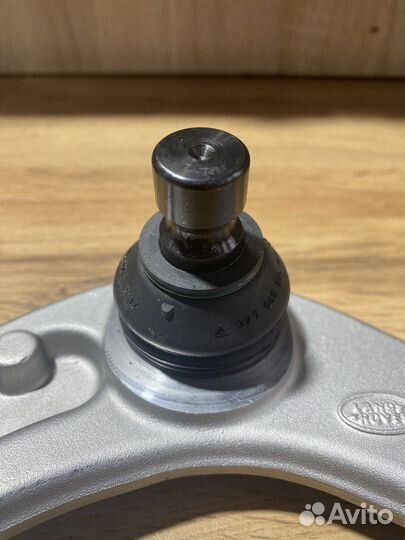 Рычаг верхний передней подвески правый LR034211