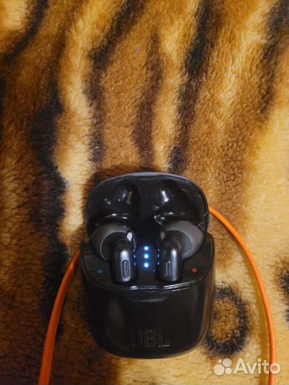 Блютуз наушники JBL Tune 220 TWS
