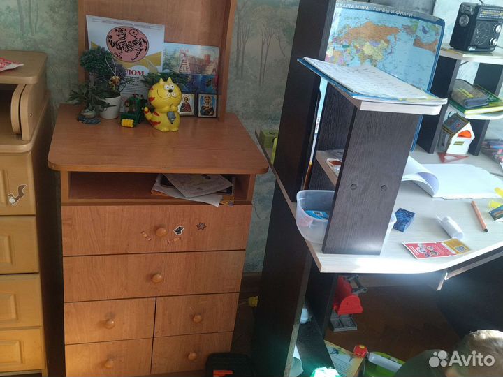 Полка под телевизор с полочками вверху и внизу