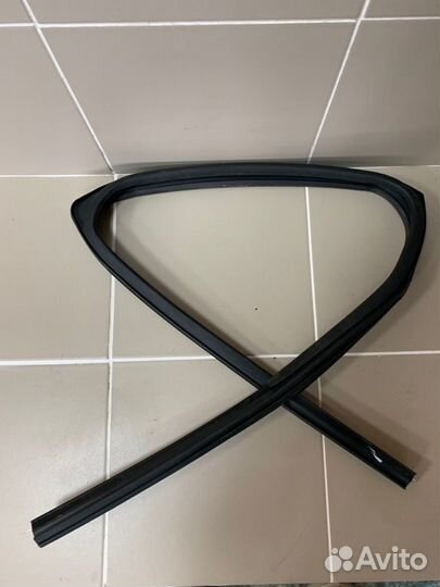 Уплотнитель стекла двери задний правый Renault