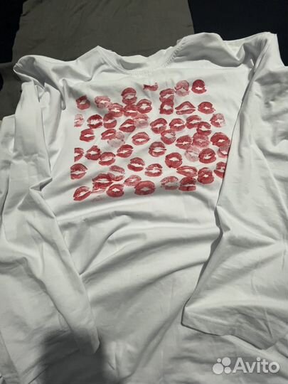 Лонгслив с поцелуйчиками отличный подарок