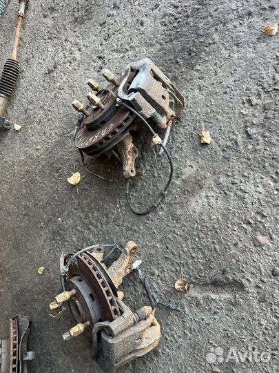 Кулак поворотный передний Mitsubishi Carisma