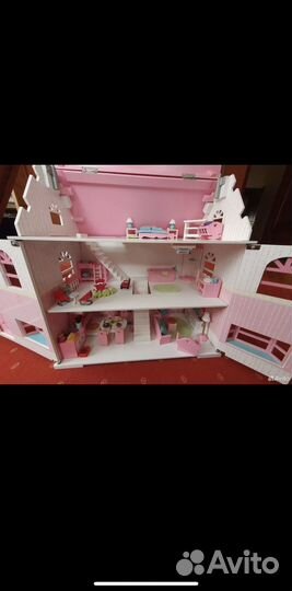Большой кукольный домик с мебелью