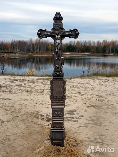Православный крест из литого камня на кладбище