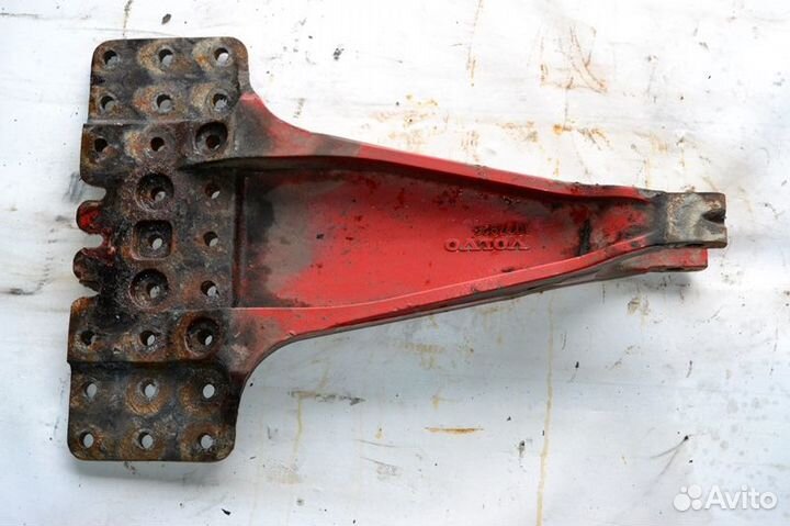 Кронштейн реактивной тяги, ведущего моста,левый vo