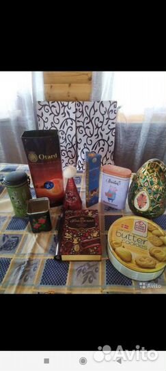 Жестяные банки, бутылки, подставки под бутылки