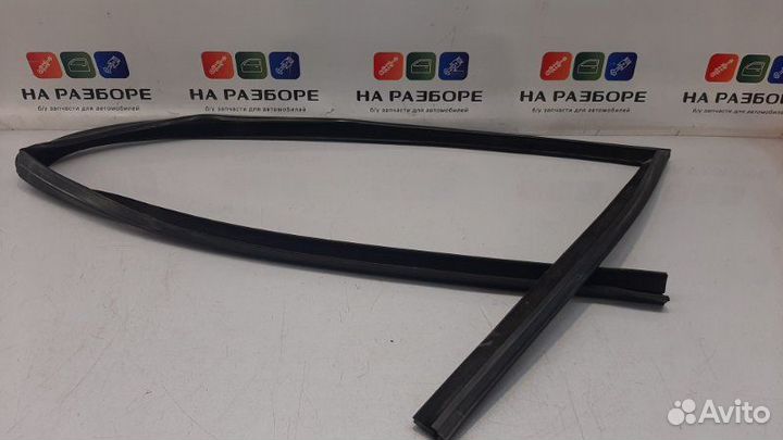 Уплотнительная резинка стекла двери передняя левая