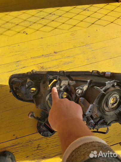 Фара б/у правая на митсубиши аутлендер 2011