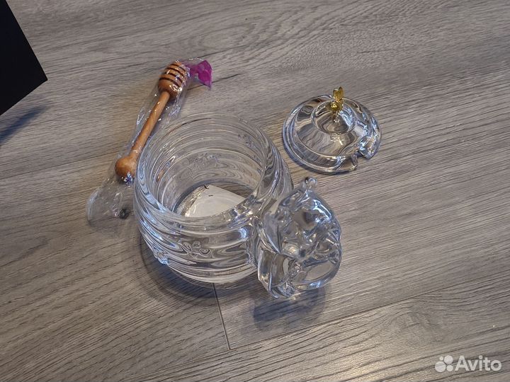 Банка для меда с деревянной палочкой