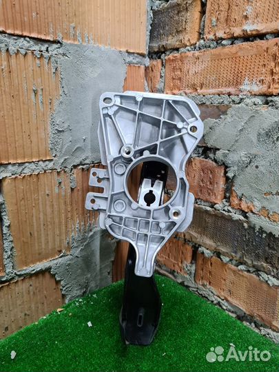 Педаль сцепления Skoda Octavia A5