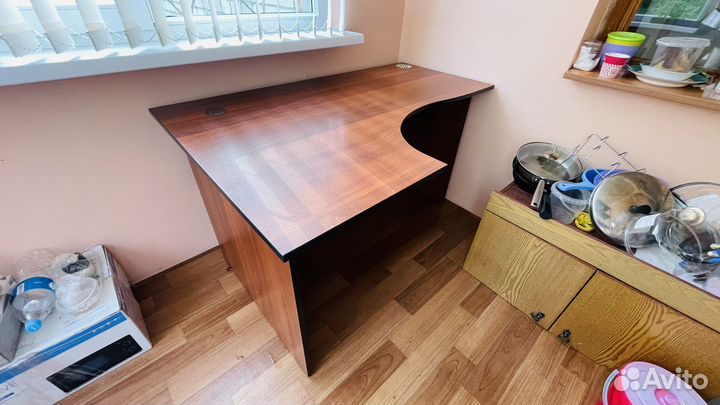 Компьютерный или письменный стол