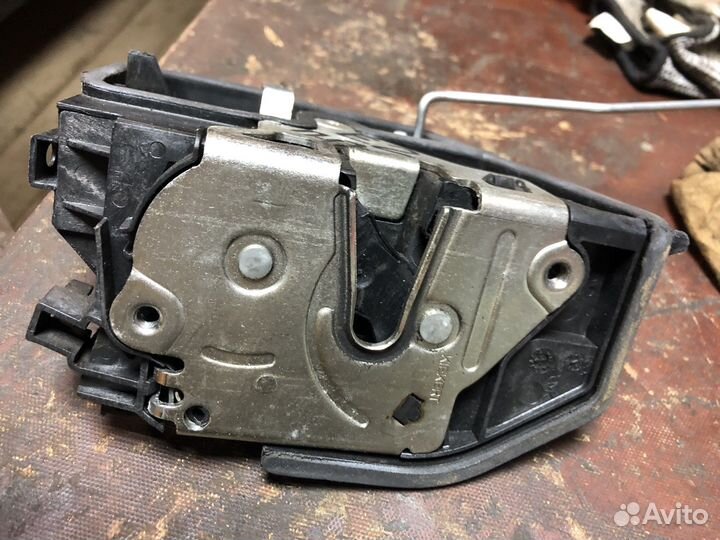 Замок дверной передний правый на bmw e83