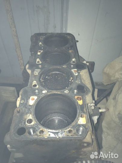 Двигатель Блок двигателя низ мотора 1.6 Aek Passat