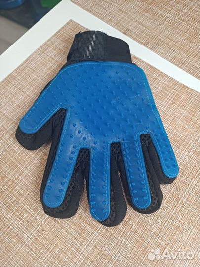 Перчатка для вычесывания шерсти