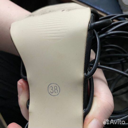 Босоножки выше колена