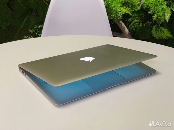 MacBook Air 13 / i7 / 8gb / 256 ssd / новый акб