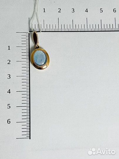 Золотая подвеска с камнем