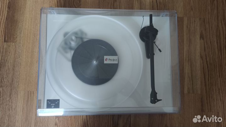 Проигрыватель для винила Pro-Ject Debut Carbon