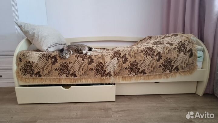 Кровать с тремя спинками