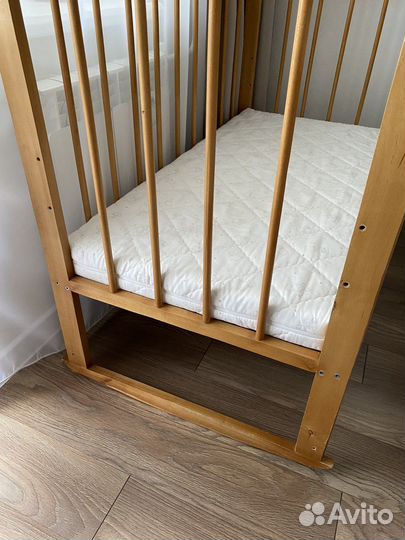Детская кроватка с матрасом и 2 кпб