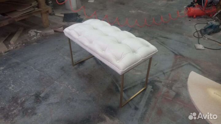 Банкетка в прихожую с каретной стяжкой