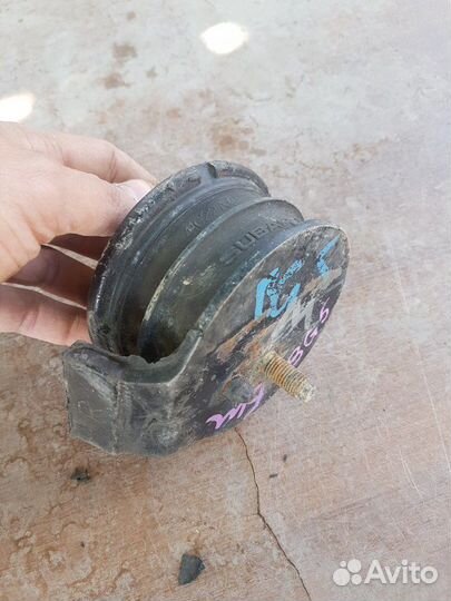 Правая подушка под двигатель на субару легаси