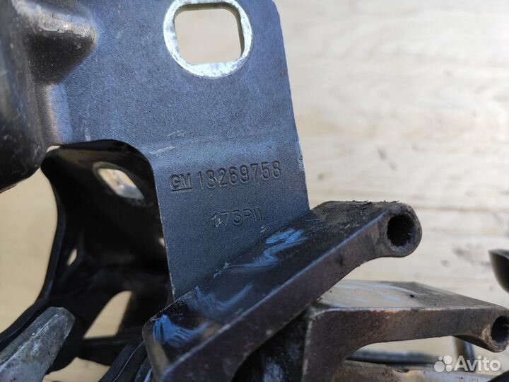 Петли дверей капота на Opel Meriva B