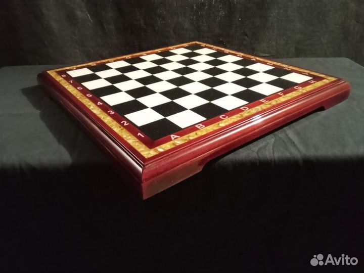 Шахматы янтарные. Доска шахматная. Шахматы