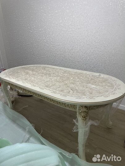 Стол и стулья