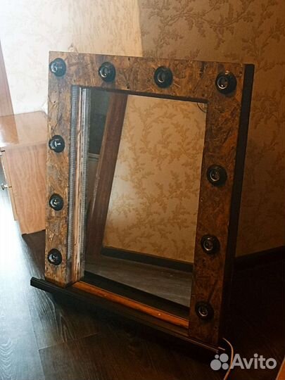 Зеркало с освещением в виде лампочек