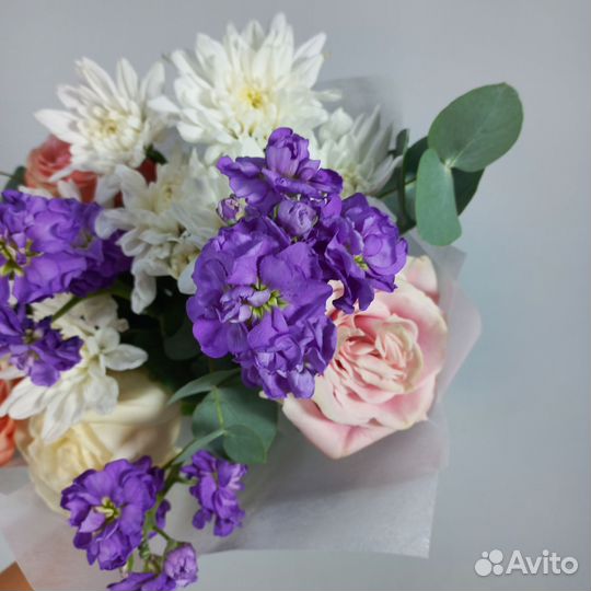 Букет из 2 хризантем, 2 матиол и 5 роз