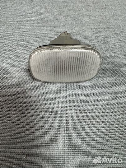 Повторитель на крыло белый Toyota 8173020220