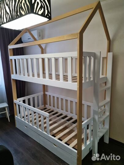 Двухъярусная кровать домик