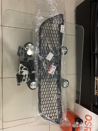 Решетка переднего бампера renault logan