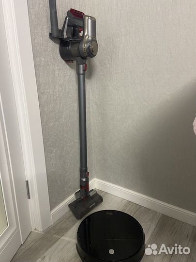 Продам два пылесоса вертикальный и робот