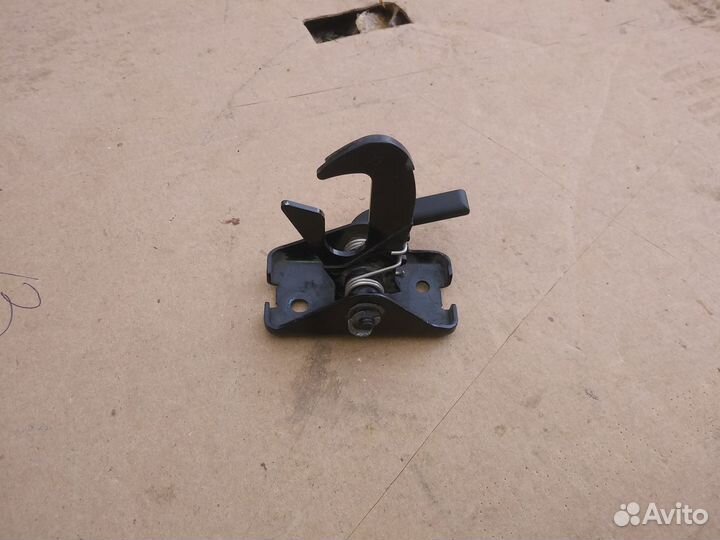 Крючок капота Audi A3 8V