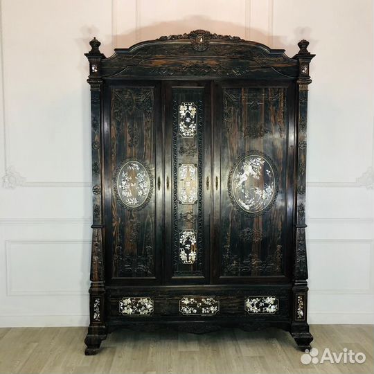 Антикварный шкаф